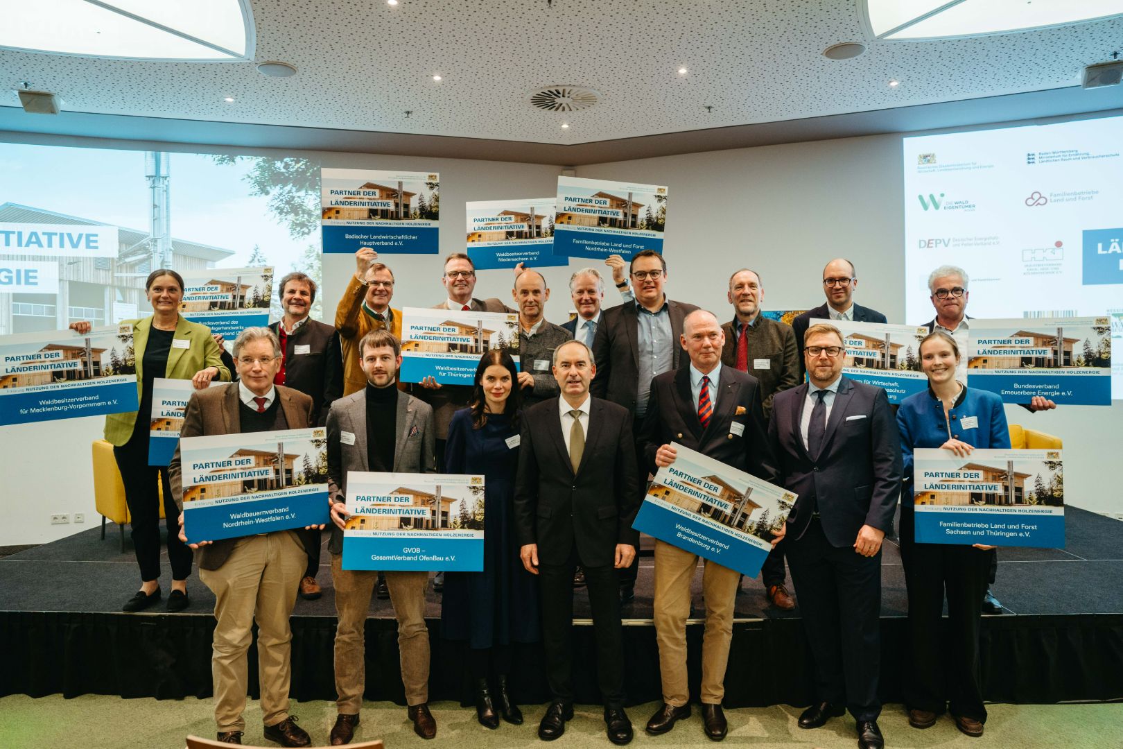 Viele neue Mitglieder machen ein Gruppenfoto